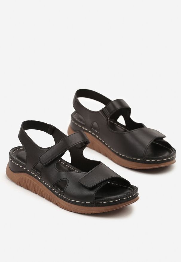 Born2be - Czarne Sandały Vices w Sportowym Stylu z Przeszyciami Firanise. Okazja: na spacer, na co dzień. Zapięcie: rzepy. Kolor: czarny. Styl: sportowy