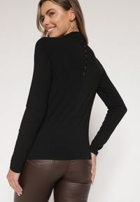 Born2be - Czarna Bawełniana Bluzka Ozdobiona Guzikami Tusreena. Okazja: na co dzień. Kolor: czarny. Materiał: bawełna. Wzór: aplikacja. Styl: klasyczny, casual, elegancki #2