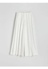 Reserved - Szerokie spodnie z plisami - biały. Kolor: biały. Materiał: tkanina. Wzór: gładki