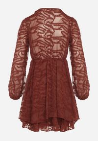 Born2be - Czerwona Siateczkowa Sukienka o Rozkloszowanym Kroju Zdobiona Tłoczeniem Zenesava. Okazja: na co dzień. Typ kołnierza: dekolt w serek. Kolor: czerwony. Materiał: poliester. Wzór: aplikacja. Sezon: lato. Typ sukienki: rozkloszowane. Styl: elegancki, casual, klasyczny #4