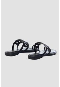 Michael Kors - MICHAEL KORS Czarne klapki Alma Flat Sandal. Kolor: czarny