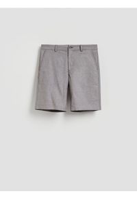 Reserved - Szorty carrot fit - ciemnobrązowy. Kolor: brązowy. Materiał: bawełna, tkanina