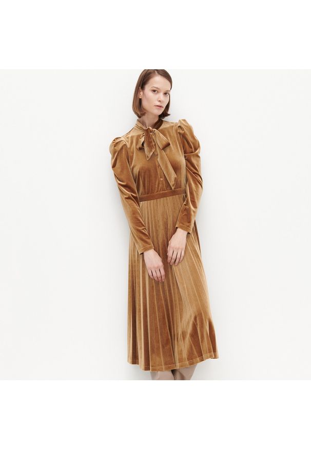 Reserved - Welurowa sukienka - Brązowy. Kolor: brązowy. Materiał: welur