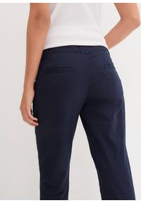 bonprix - Spodnie chinosy ze stretchem. Okazja: na co dzień. Stan: obniżony. Kolor: niebieski. Materiał: bawełna. Wzór: kwiaty. Styl: casual #3