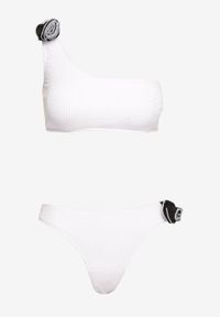 Born2be - Białe Bikini z Asymetrycznym Topem i Figami z Kwiatową Aplikacją Rivannie. Kolor: biały. Wzór: aplikacja, kwiaty