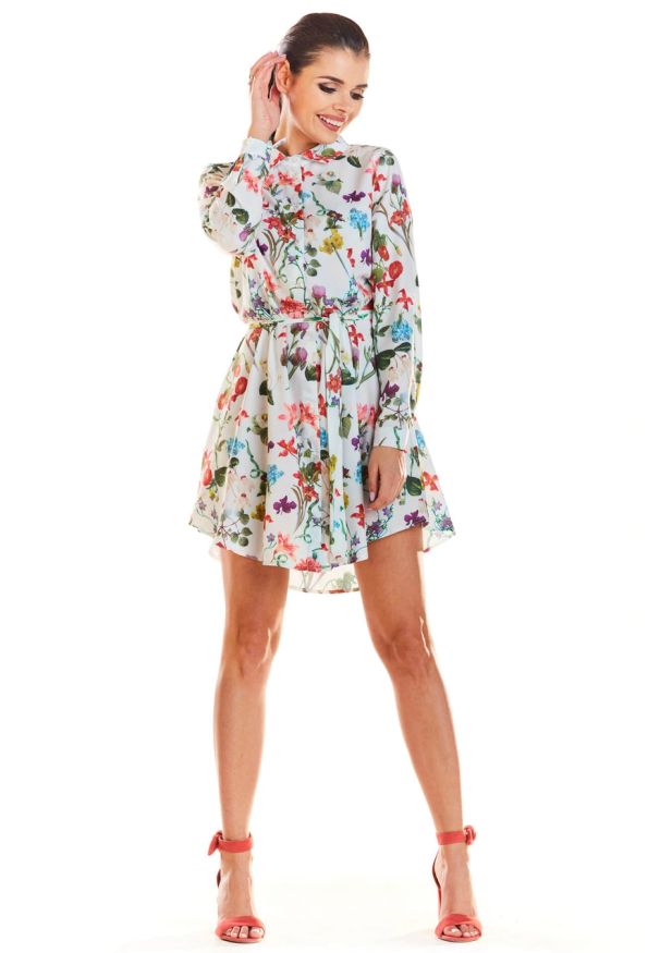 Sukienki.shop - Koszulowa sukienka w kwiaty szmizjerka z paskiem ecru. Okazja: do pracy. Wzór: kwiaty. Sezon: wiosna. Typ sukienki: szmizjerki, koszulowe