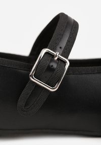 Renee - Czarne Balerinki Vices z Ozdobnym Paskiem z Klamerką i Okrągłym Noskiem Cesista. Okazja: na co dzień. Nosek buta: okrągły. Zapięcie: pasek. Kolor: czarny. Materiał: jeans. Obcas: na obcasie. Styl: wizytowy, casual, klasyczny, elegancki #9