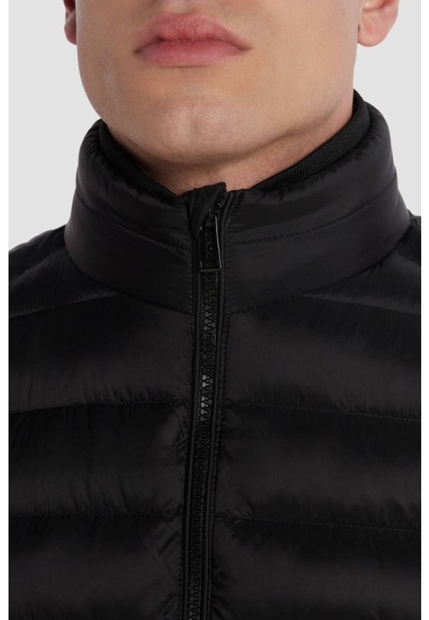 Guess - GUESS Czarna kurtka męska Light Packable Realdown JKT. Kolor: czarny. Materiał: poliamid, puch. Styl: elegancki