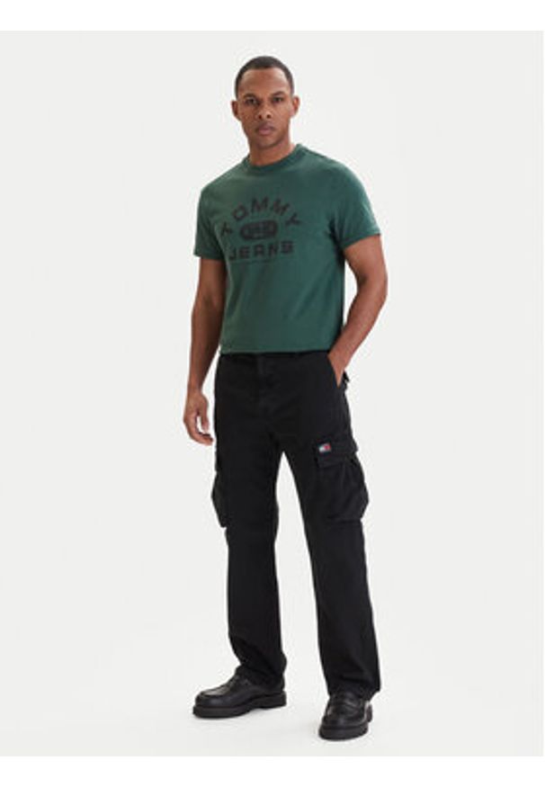 Tommy Jeans T-Shirt DM0DM22551 Zielony Regular Fit. Kolor: zielony. Materiał: bawełna