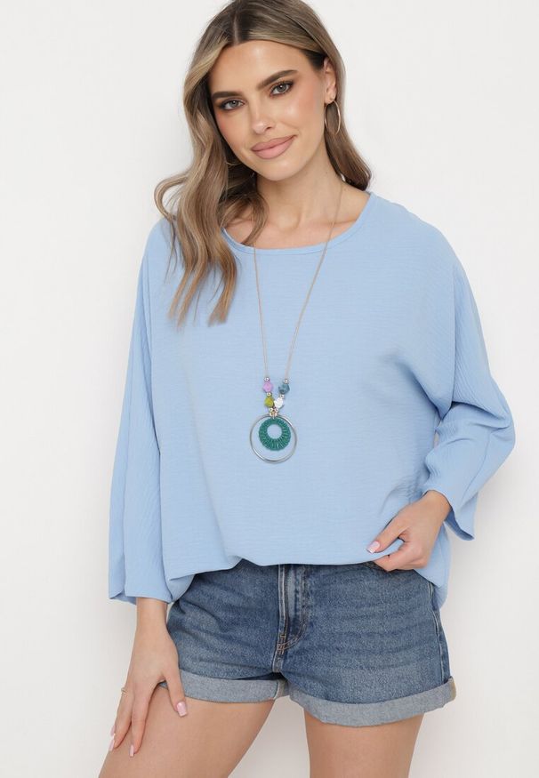 Born2be - Jasnoniebieska Bluzka z Rękawami Typu Nietoperz z Naszyjnikiem Zonoane. Okazja: na co dzień. Kolor: niebieski. Styl: casual