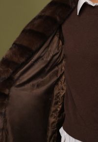 Born2be - Brązowy Klasyczny Płaszcz Futerko z Wiązanym Paskiem Aranelle. Okazja: na co dzień. Kolor: brązowy. Materiał: futro. Styl: klasyczny #3