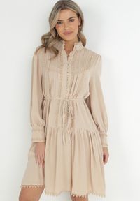 Born2be - Jasnobeżowa Sukienka ze Stójką i Koronkowymi Lamówkami Zelna. Typ kołnierza: kołnierzyk stójkowy. Kolor: beżowy. Materiał: koronka. Typ sukienki: koszulowe. Styl: retro. Długość: midi