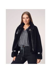 Ochnik - Wełniane futerko damskie oversize. Okazja: na co dzień. Typ kołnierza: kolnierz wykładany, kołnierzyk stójkowy. Kolor: czarny. Materiał: wełna. Długość: krótkie. Styl: casual #1