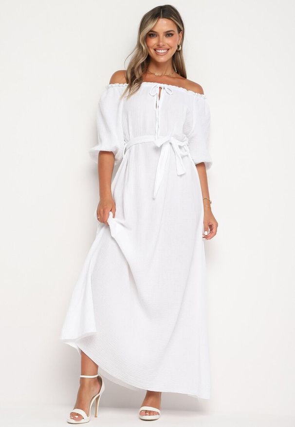 Born2be - Biała Trapezowa Muślinowa Sukienka z Bawełny z Paskiem i Gumką w Talii Vimarinn. Okazja: na co dzień. Typ kołnierza: dekolt hiszpanka. Kolor: biały. Materiał: bawełna. Typ sukienki: trapezowe. Styl: casual
