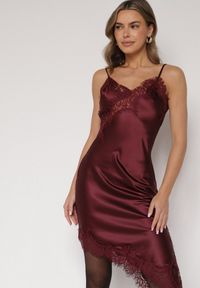 Born2be - Bordowa Asymetryczna Sukienka z Satyny Ozdobiona Koronką Monivea. Okazja: na co dzień. Kolor: czerwony. Materiał: satyna, koronka. Długość rękawa: na ramiączkach. Wzór: koronka, aplikacja. Typ sukienki: asymetryczne. Styl: klasyczny, casual #2