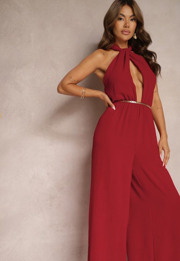 Renee - Bordowy Taliowany Kombinezon ze Ściągaczem w Talii i Wiązaniem przy Szyi Rivasiris. Okazja: na spotkanie biznesowe. Kolor: czerwony. Długość: długie. Styl: biznesowy