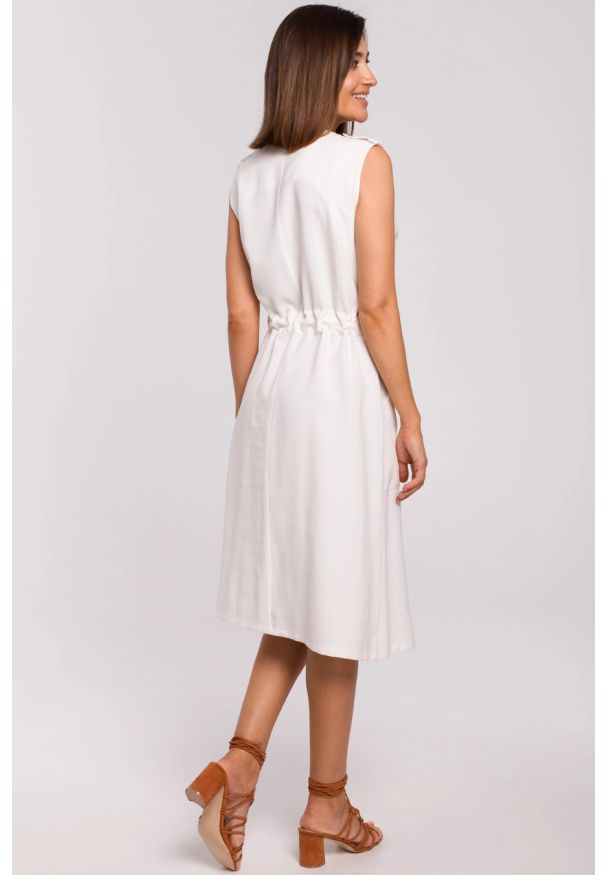 Sukienki.shop - Sukienka koszulowa na lato szmizjerka z paskiem ecru. Typ kołnierza: kolnierz wykładany. Materiał: materiał. Sezon: lato. Typ sukienki: szmizjerki, koszulowe. Długość: midi