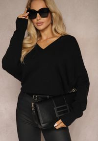 Renee - Czarny Klasyczny Sweter z Wiskozą i Kaszmirem Marirra. Okazja: do pracy, na co dzień. Typ kołnierza: dekolt w serek. Kolor: czarny. Materiał: kaszmir, wiskoza. Styl: klasyczny