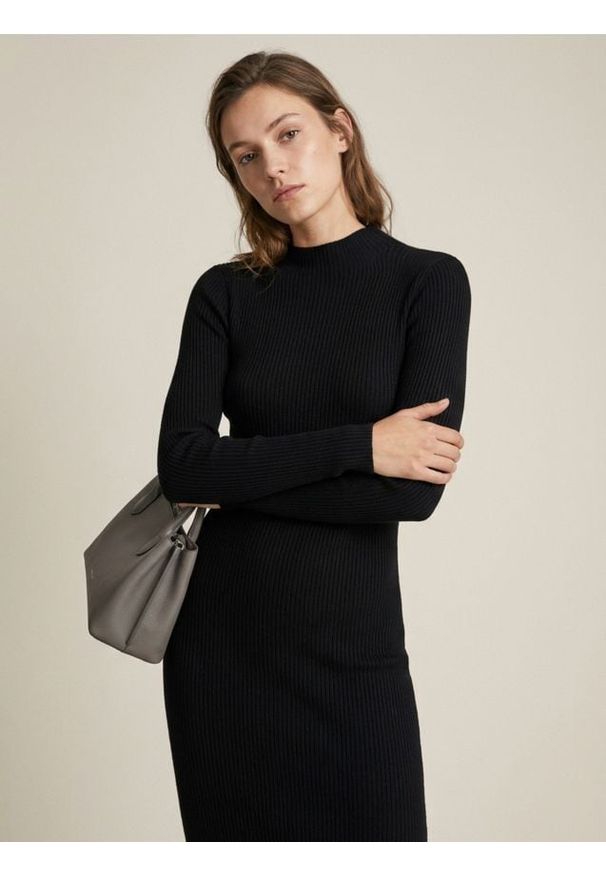 Sinsay - Prążkowana sukienka swetrowa - czarny. Kolor: czarny. Materiał: prążkowany