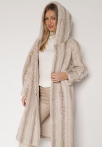 Born2be - Jasnobeżowy Płaszcz Futerko w Pionowy Wzór z Kapturem Cahroris. Typ kołnierza: kaptur. Kolor: beżowy. Materiał: futro. Styl: elegancki, klasyczny #8