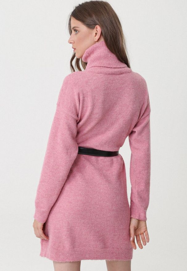 Born2be - Różowa Sukienka Classificator. Okazja: na co dzień. Typ kołnierza: golf. Kolor: różowy. Materiał: dzianina. Długość rękawa: długi rękaw. Sezon: zima, jesień. Typ sukienki: proste. Styl: casual