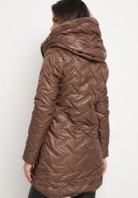 Born2be - Brązowa Kurtka Pikowana z Kapturem Ocieplona Futerkiem Zennira. Okazja: na co dzień. Typ kołnierza: kaptur. Kolor: brązowy. Materiał: futro. Sezon: jesień, zima. Styl: elegancki, casual #6