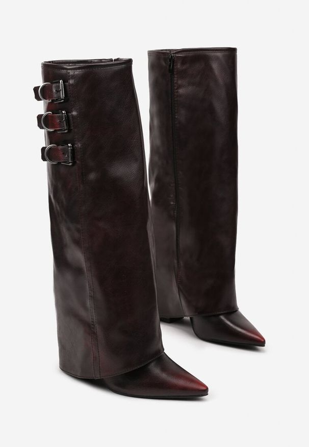 Renee - Bordowe Kozaki na Słupku z Wywiniętą Cholewką Klamrami i Paskami Renniel. Okazja: na co dzień. Zapięcie: klamry. Kolor: czerwony. Materiał: jeans. Szerokość cholewki: normalna. Wzór: paski. Obcas: na słupku. Styl: casual, elegancki