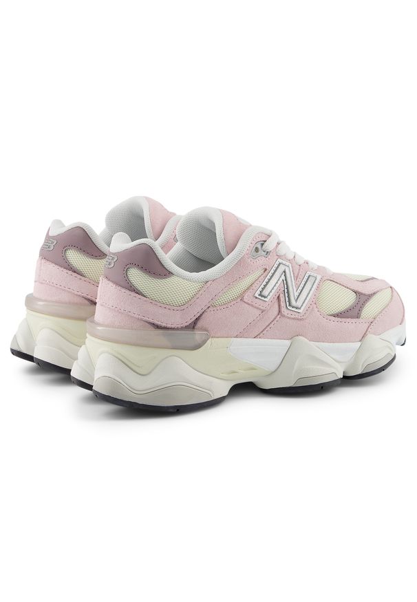 Buty dziecięce New Balance GC9060BE – różowe. Okazja: na co dzień, na uczelnię. Kolor: różowy. Materiał: zamsz, guma. Szerokość cholewki: normalna. Sport: turystyka piesza