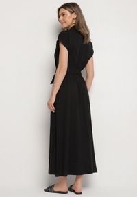 Born2be - Czarna Wiskozowa Sukienka Koszulowa Ozdobiona Paskiem Rinisenia. Okazja: na co dzień. Kolor: czarny. Materiał: wiskoza. Wzór: aplikacja. Typ sukienki: koszulowe. Styl: casual, elegancki #3