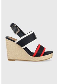 TOMMY HILFIGER - Tommy Hilfiger sandały RWB FEMININE WEDGE damskie kolor granatowy na koturnie. Zapięcie: klamry. Kolor: niebieski. Materiał: materiał, guma. Obcas: na koturnie #1