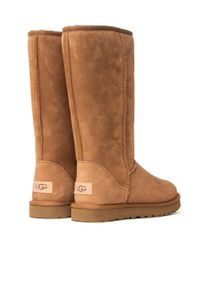 Ugg - Buty zimowe damskie brązowe UGG W Classic Tall II. Okazja: na plażę. Kolor: brązowy. Materiał: materiał. Sezon: zima. Styl: młodzieżowy