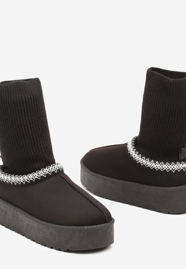 Born2be - Czarne Śniegowce na Platformie ze Skarpetkową Cholewką i Ozdobnym Haftem Zintoria. Okazja: na co dzień. Kolor: czarny. Materiał: jeans, futro, dzianina. Szerokość cholewki: normalna. Wzór: haft. Obcas: na platformie. Styl: casual