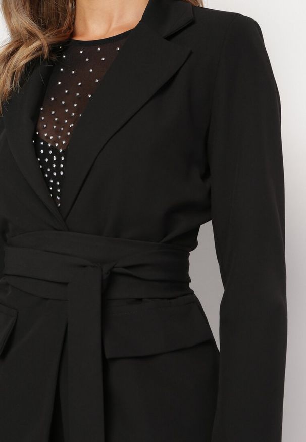Born2be - Czarna Marynarka Jednorzędowa z Wiązanym Paskiem Isabelline. Kolor: czarny. Styl: elegancki