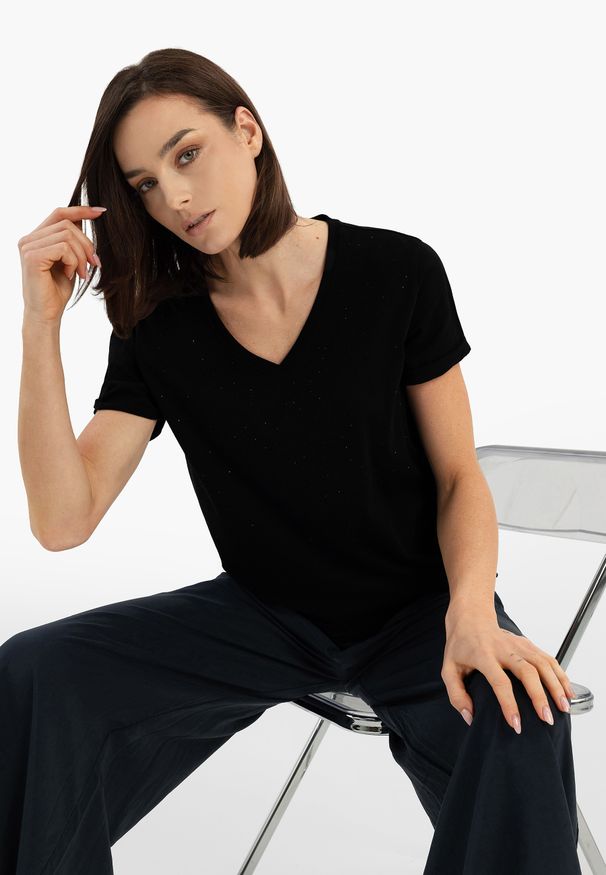 Volcano - Koszulka z dżetami T-MELI. Typ kołnierza: dekolt w serek. Kolor: czarny. Materiał: włókno, bawełna, jeans, materiał. Długość rękawa: krótki rękaw. Długość: krótkie. Wzór: aplikacja. Styl: klasyczny, wizytowy