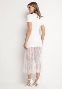 Born2be - Biała Prążkowana Sukienka z Koronkowym Dołem Vilzedi. Kolor: biały. Materiał: prążkowany, koronka. Typ sukienki: proste. Styl: glamour, elegancki #2