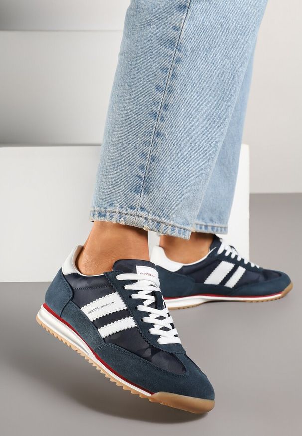 Born2be - Granatowo-Białe Sneakersy Klasyczne Tenisówki ze Skórzaną Wkładką i Zamszem Naturalnym Tilritia. Okazja: na co dzień. Kolor: niebieski. Materiał: zamsz, skóra. Szerokość cholewki: normalna