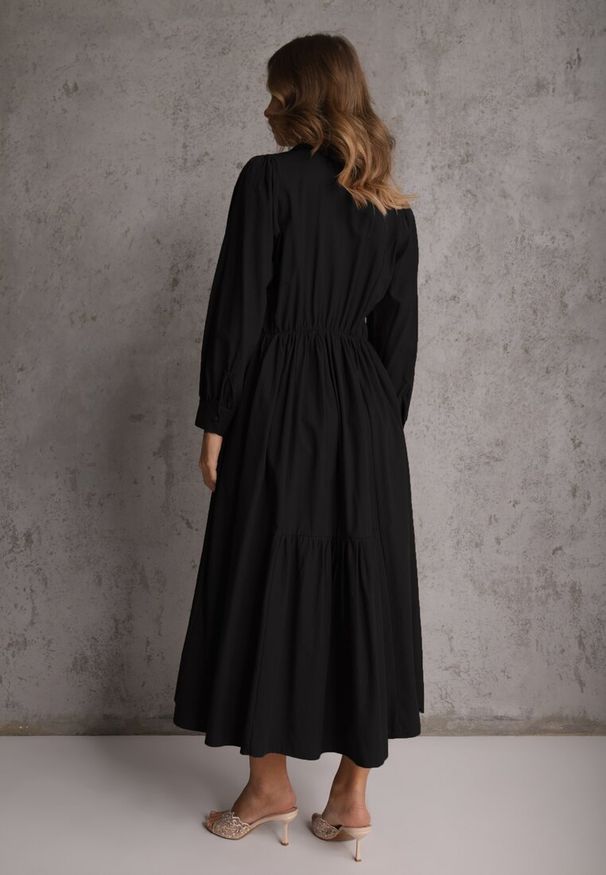 Renee - Czarna Rozkloszowana Sukienka Koszulowa z Bawełny i Wiskozy Zdobiona Klapami Gleta. Okazja: na co dzień. Kolor: czarny. Materiał: wiskoza, bawełna. Wzór: aplikacja. Typ sukienki: koszulowe. Styl: casual, elegancki