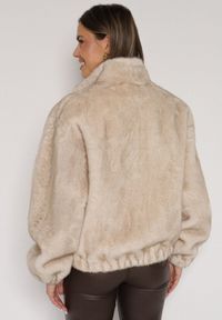 Born2be - Beżowa Kurtka Futerko o Kroju Bomberki z Kieszeniami Tiwedara. Okazja: na co dzień. Typ kołnierza: kołnierzyk stójkowy. Kolor: beżowy. Materiał: futro. Styl: elegancki, casual #5