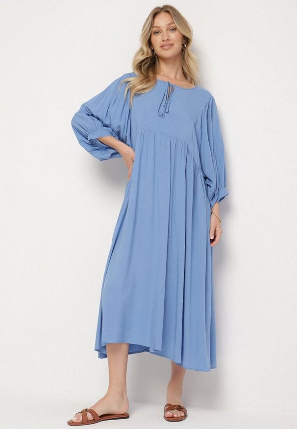 Born2be - Niebieska Rozkloszowana Sukienka z Wiskozy z Wiązaniem przy Dekolcie Tilania. Okazja: na co dzień. Kolor: niebieski. Materiał: wiskoza. Styl: casual