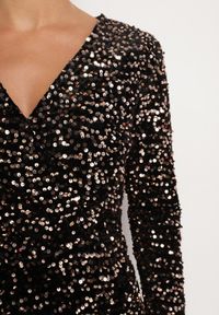 Born2be - Złoto-Czarna Kopertowa Sukienka z Cekinami o Dopasowanym Kroju Bonilena. Kolor: złoty. Wzór: aplikacja. Typ sukienki: kopertowe #2