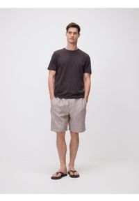 Reserved - T-shirt regular z włóknem bambusowym - ciemnobrązowy. Kolor: brązowy. Materiał: włókno #1