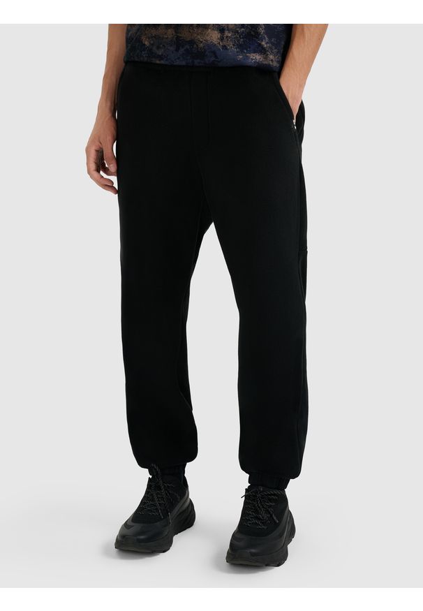 4f - 4F Spodnie dresowe polarowe męskie - czarne S. Kolor: czarny. Materiał: dresówka, polar