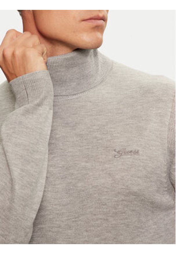 Guess Golf Ebenezer M4BR05 Z3H82 Szary Regular Fit. Typ kołnierza: golf. Kolor: szary. Materiał: syntetyk