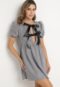 Born2be - Czarna Rozkloszowana Sukienka w Kratkę Vichy w Stylu Retro z Wiązaniem Telionea. Okazja: na co dzień. Kolor: czarny. Wzór: kratka. Typ sukienki: rozkloszowane. Styl: retro #3
