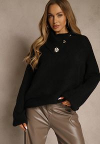 Renee - Czarny Golf Oversize z Wełną Ozdobiony Guzikami Videsa. Okazja: na co dzień. Typ kołnierza: golf. Kolor: czarny. Materiał: wełna. Wzór: aplikacja. Styl: casual, klasyczny #5