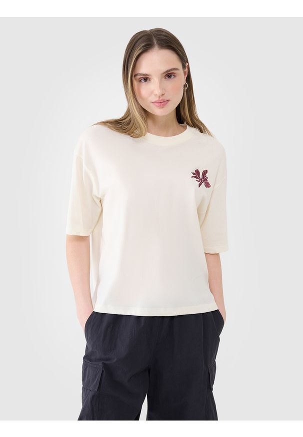 4f - 4F T-shirt oversize z nadrukiem damski - biały XS. Okazja: na co dzień. Kolor: biały. Materiał: bawełna, jersey, dzianina. Długość rękawa: krótki rękaw. Długość: krótkie. Wzór: nadruk. Sezon: lato. Styl: klasyczny, sportowy, casual