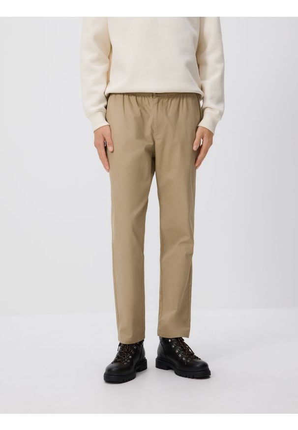 Reserved - Spodnie jogger slim - beżowy. Kolor: beżowy. Materiał: tkanina, bawełna