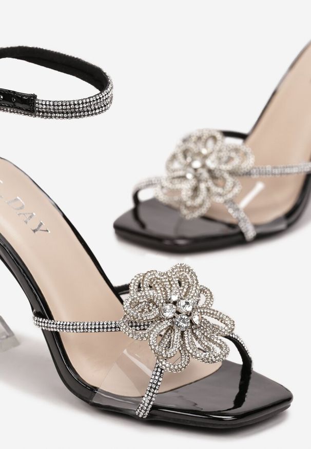 Born2be - Czarne Sandały z Cyrkoniami na Transparentnej Szpilce Dori. Nosek buta: otwarty. Zapięcie: pasek. Kolor: czarny. Obcas: na obcasie. Wysokość obcasa: średni