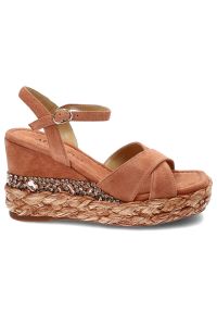 Pomarańczowe Sandały Alma En Pena Eleganckie Buty Na Koturnie. Okazja: na co dzień. Zapięcie: sprzączka, pasek. Kolor: pomarańczowy. Szerokość cholewki: normalna. Wzór: aplikacja. Materiał: skóra, zamsz. Sezon: lato. Obcas: na koturnie. Styl: elegancki. Wysokość obcasa: średni #7