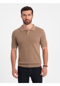Ombre Clothing - Męska bawełniana koszulka polo ze strukturalnej dzianiny – jasnobrązowa V3. Okazja: do pracy, na co dzień. Typ kołnierza: polo. Kolor: brązowy. Materiał: bawełna, dzianina. Długość: krótkie. Styl: casual, elegancki #2